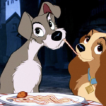 Image animée de La Belle et le Clochard partageant des spaghettis lors d'un dîner aux chandelles, leurs nez se rencontrant au milieu alors qu'ils mangent le même brin de pâtes.