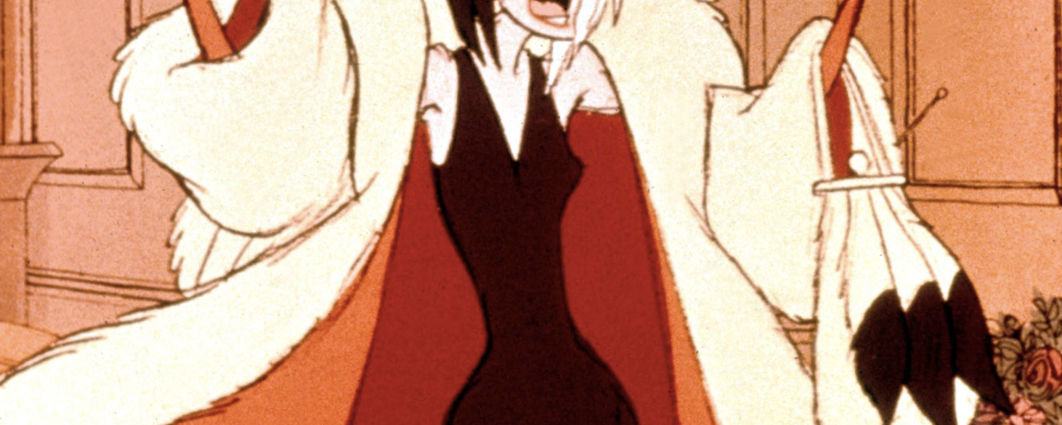 Le personnage animé Cruella de Vil se tient dans une pièce, souriant méchamment, avec ses cheveux noirs et blancs ébouriffés. Elle porte un somptueux manteau de fourrure et une robe rouge, tenant un sac à main et un