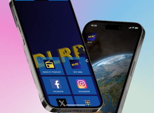 Deux smartphones affichés sur un fond dégradé, des écrans affichant une interface iOS colorée avec diverses icônes d'applications, notamment Télécharger, les réseaux sociaux et les applications d'actualités.