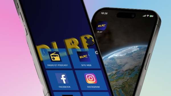 Deux smartphones affichés sur un fond dégradé, des écrans affichant une interface iOS colorée avec diverses icônes d'applications, notamment Télécharger, les réseaux sociaux et les applications d'actualités.