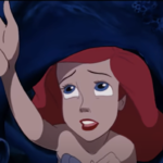 Image animée d'Ariel de "La Petite Sirène", regardant vers le haut avec une expression inquiète, la main tendue, sur un fond sous-marin sombre.