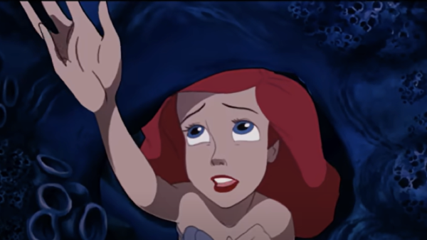 Image animée d'Ariel de "La Petite Sirène", regardant vers le haut avec une expression inquiète, la main tendue, sur un fond sous-marin sombre.