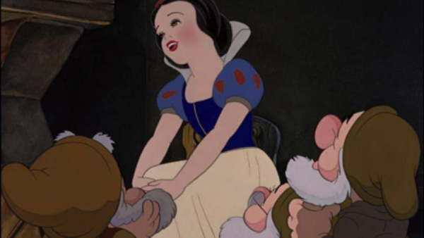 Blanche-Neige animée, ou Blanche-Neige comme on l'appelle affectueusement en français, est assise en chantant "Un Jour Mon Prince Viendra" avec trois nains attentivement rassemblés autour d'elle. Elle porte sa robe emblématique bleue, rouge et jaune, incarnant le charme intemporel du conte classique de Disney.