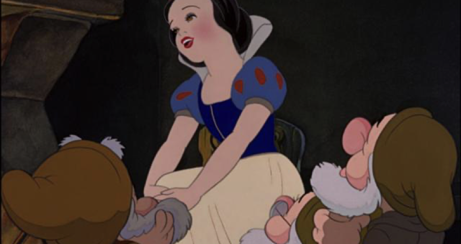 Blanche-Neige animée, ou Blanche-Neige comme on l'appelle affectueusement en français, est assise en chantant "Un Jour Mon Prince Viendra" avec trois nains attentivement rassemblés autour d'elle. Elle porte sa robe emblématique bleue, rouge et jaune, incarnant le charme intemporel du conte classique de Disney.