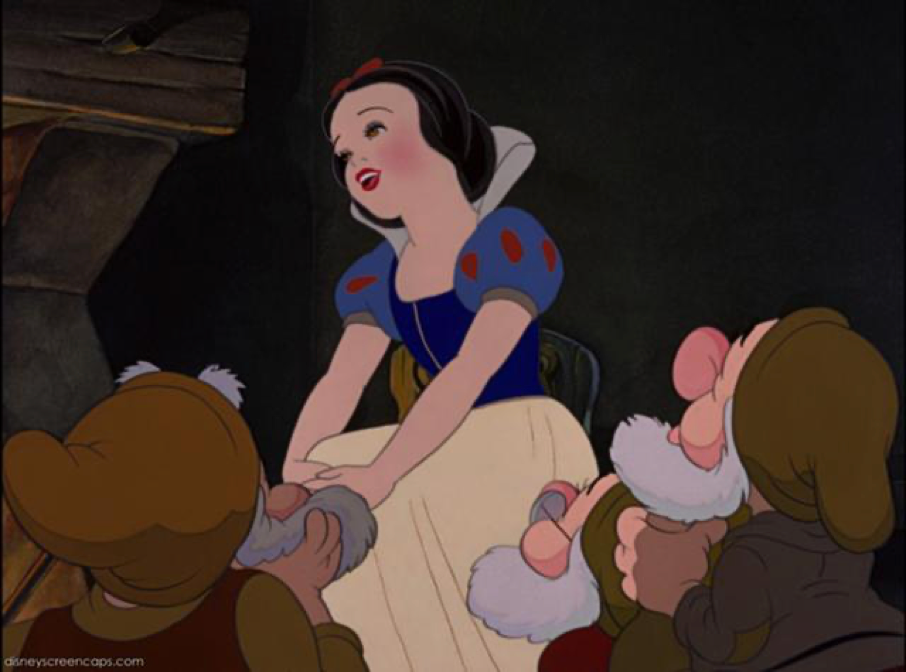 Blanche-Neige animée, ou Blanche-Neige comme on l'appelle affectueusement en français, est assise en chantant "Un Jour Mon Prince Viendra" avec trois nains attentivement rassemblés autour d'elle. Elle porte sa robe emblématique bleue, rouge et jaune, incarnant le charme intemporel du conte classique de Disney.