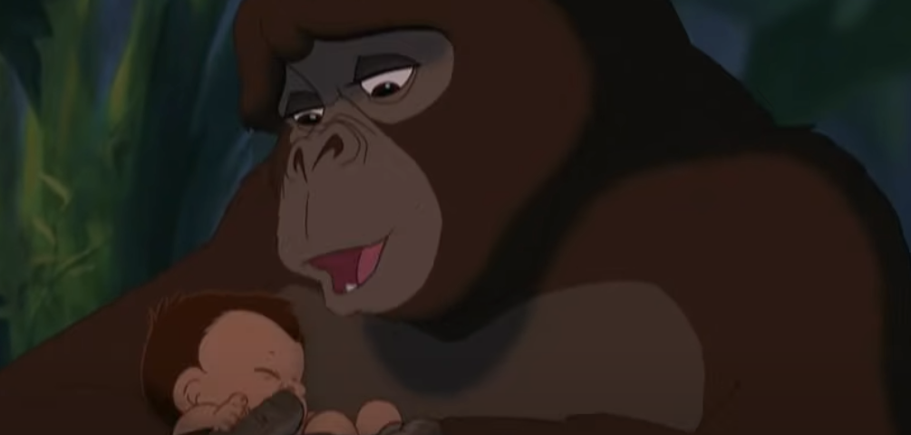 Un grand gorille tient tendrement un bébé endormi dans ses mains dans un décor nocturne de jungle, rappelant une scène sereine de Tarzan, avec l'émotion de "toujours dans mon coeur" qui résonne dans sa douce étreinte.