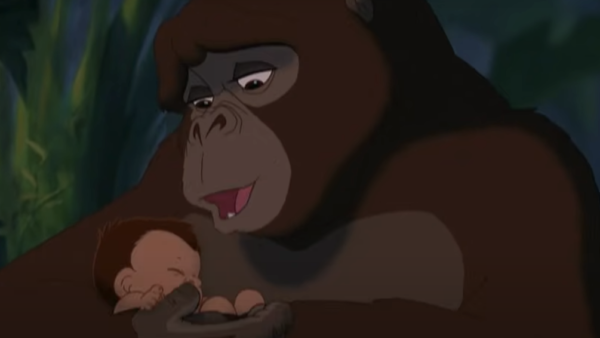 Un grand gorille tient tendrement un bébé endormi dans ses mains dans un décor nocturne de jungle, rappelant une scène sereine de Tarzan, avec l'émotion de "toujours dans mon coeur" qui résonne dans sa douce étreinte.