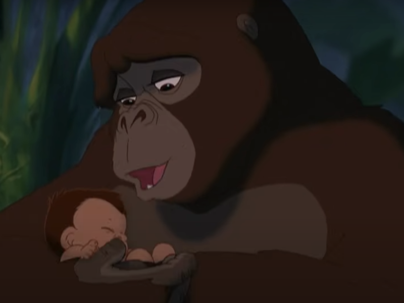 Un grand gorille tient tendrement un bébé endormi dans ses mains dans un décor nocturne de jungle, rappelant une scène sereine de Tarzan, avec l'émotion de "toujours dans mon coeur" qui résonne dans sa douce étreinte.