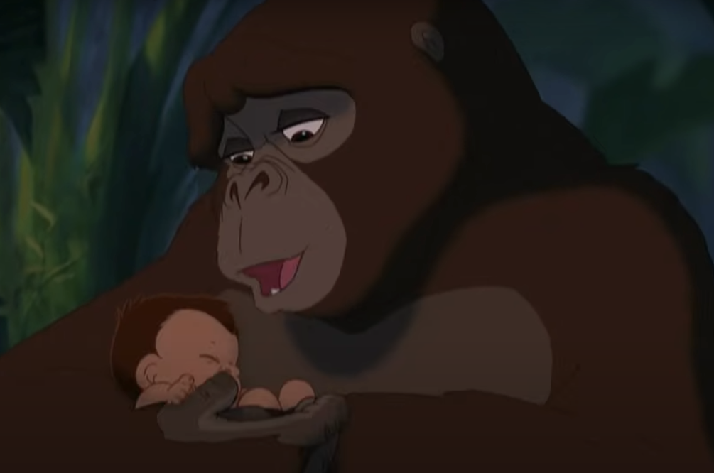 Un grand gorille tient tendrement un bébé endormi dans ses mains dans un décor nocturne de jungle, rappelant une scène sereine de Tarzan, avec l'émotion de "toujours dans mon coeur" qui résonne dans sa douce étreinte.