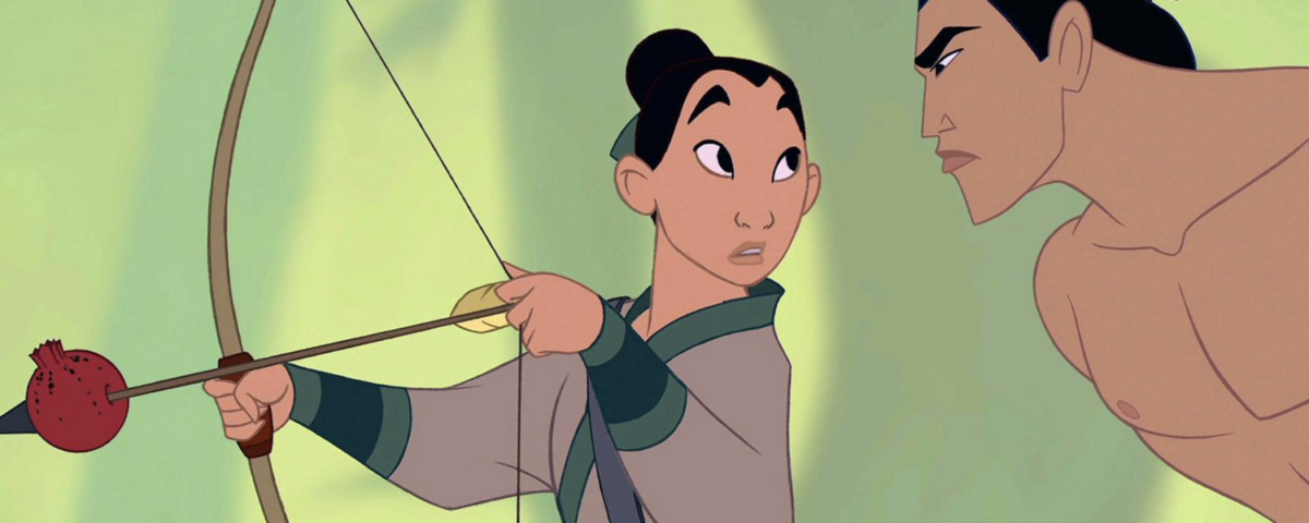 Un personnage animé pratique le tir à l'arc, pointant une flèche sur un fruit tenu par un autre personnage, rappelant les scènes d'entraînement intenses de "Comme Un Homme" de Mulan.