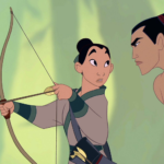 Un personnage animé pratique le tir à l'arc, pointant une flèche sur un fruit tenu par un autre personnage, rappelant les scènes d'entraînement intenses de "Comme Un Homme" de Mulan.