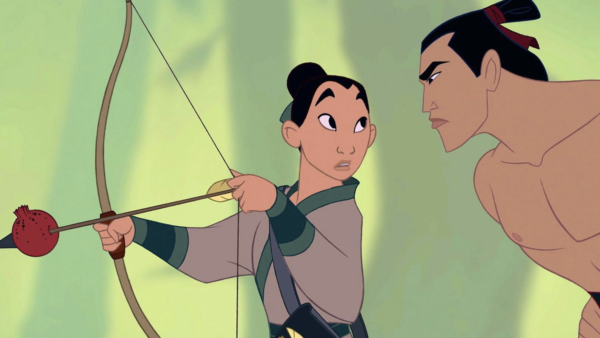 Un personnage animé pratique le tir à l'arc, pointant une flèche sur un fruit tenu par un autre personnage, rappelant les scènes d'entraînement intenses de "Comme Un Homme" de Mulan.