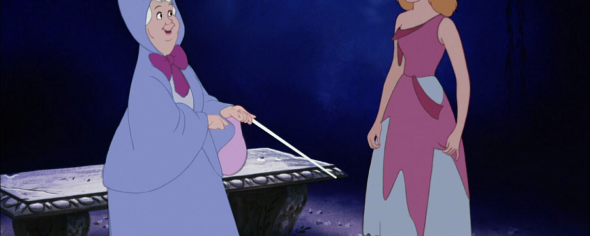 Une femme âgée vêtue d'un manteau bleu agite une baguette vers une jeune femme en robe déchirée sous le ciel éclairé par la lune, murmurant "bibbidi-bobbidi-boo" comme si elle sortait tout droit de Cendrillon.