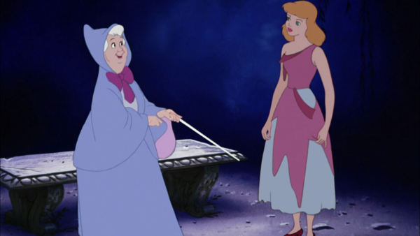 Une femme âgée vêtue d'un manteau bleu agite une baguette vers une jeune femme en robe déchirée sous le ciel éclairé par la lune, murmurant "bibbidi-bobbidi-boo" comme si elle sortait tout droit de Cendrillon.