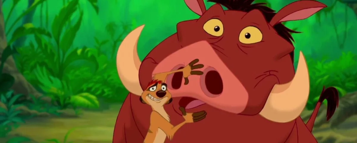 Duo inspiré de Disney, un suricate embrasse joyeusement un phacochère dans un décor de jungle luxuriante.