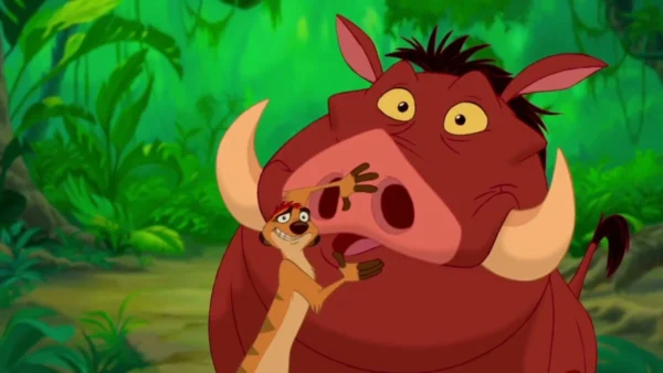 Duo inspiré de Disney, un suricate embrasse joyeusement un phacochère dans un décor de jungle luxuriante.