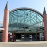 L'entrée vitrée de la gare de Marne-la-Vallée – Chessy, dotée d'une horloge au-dessus de la porte et de deux tours cylindriques flanquant la structure, fait écho au Val d'Europe voisin avec son design moderne mais charmant.