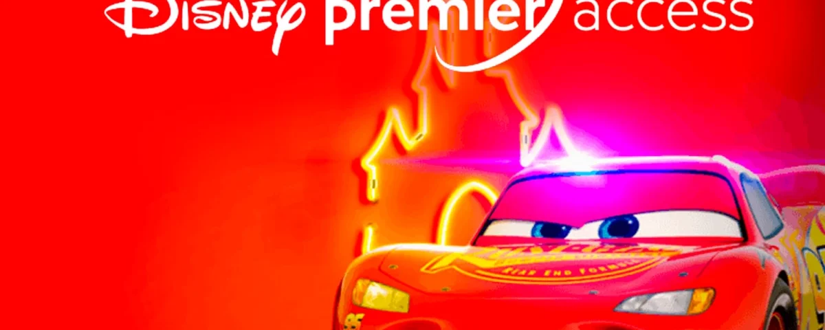 Lightning McQueen sourit sous des néons, avec un fond rouge vif arborant le logo Disney Premier Access, rappelant l'ambiance vibrante du Parc Walt Disney Studios.