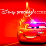 Lightning McQueen sourit sous des néons, avec un fond rouge vif arborant le logo Disney Premier Access, rappelant l'ambiance vibrante du Parc Walt Disney Studios.