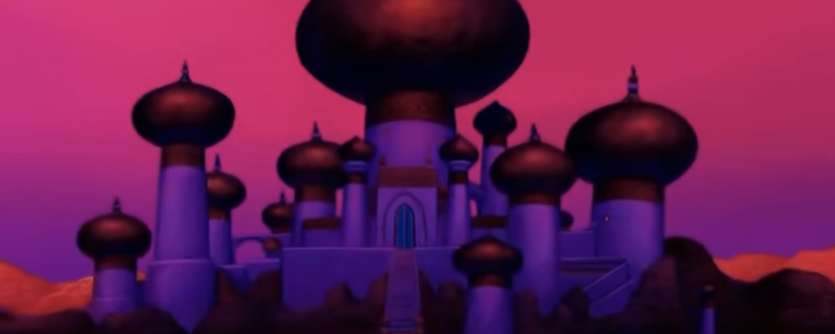 Un grand palais orné de nombreux dômes et tours sur fond de ciel violet et rose, représenté dans un style animé, évoque l'attrait enchanteur des nuits d'arabie.