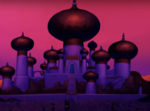 Un grand palais orné de nombreux dômes et tours sur fond de ciel violet et rose, représenté dans un style animé, évoque l'attrait enchanteur des nuits d'arabie.