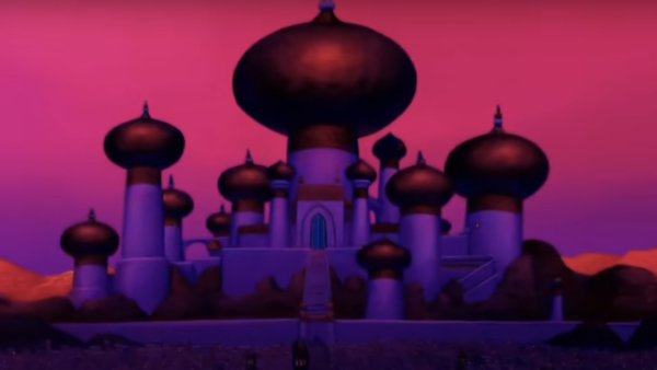 Un grand palais orné de nombreux dômes et tours sur fond de ciel violet et rose, représenté dans un style animé, évoque l'attrait enchanteur des nuits d'arabie.