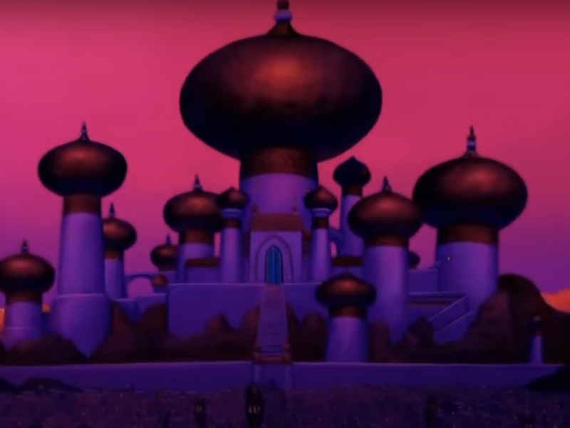 Un grand palais orné de nombreux dômes et tours sur fond de ciel violet et rose, représenté dans un style animé, évoque l'attrait enchanteur des nuits d'arabie.