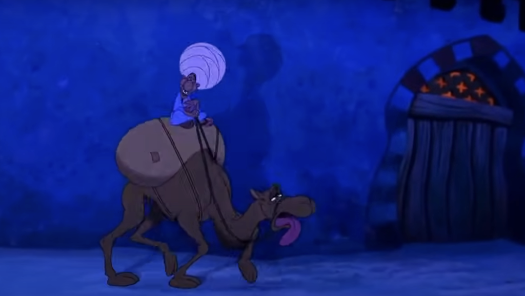 Un personnage animé portant un turban chevauche un chameau à l'air fatigué, naviguant dans un environnement nocturne aux teintes bleues, rappelant les nuits d'Arabie, avec une porte voûtée bien visible en arrière-plan.