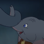 Un jeune éléphant de dessin animé aux grandes oreilles, coiffé d'un chapeau jaune, tient délicatement la trompe d'un autre éléphant avec son propre « mon tout petit », sur fond sombre.