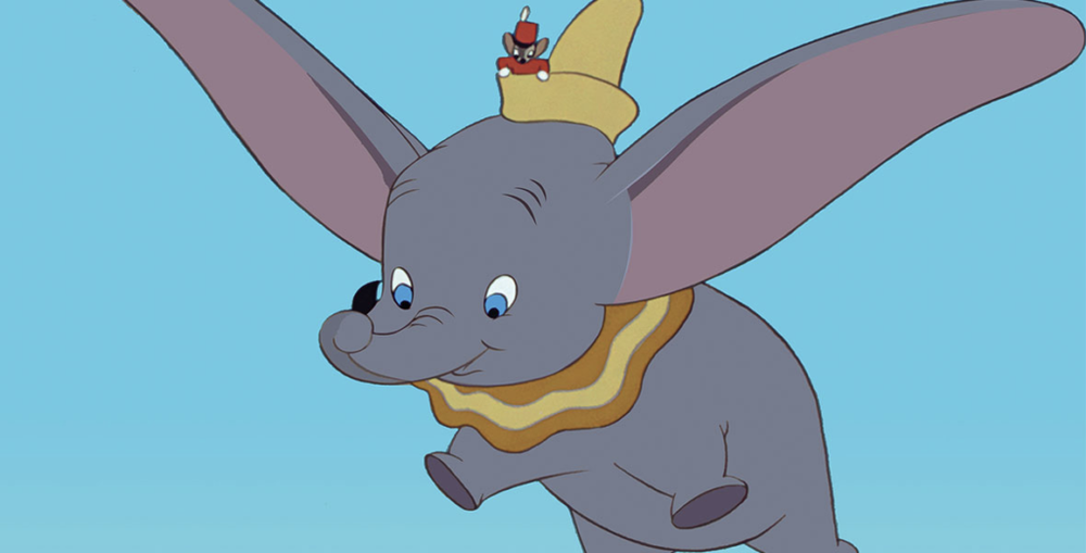 Un éléphant animé aux grandes oreilles s'élève dans le ciel bleu, coiffé d'un chapeau et d'un collier jaunes. Un petit personnage, « mon tout petit », est perché sur sa tête, appréciant ce vol fantaisiste.