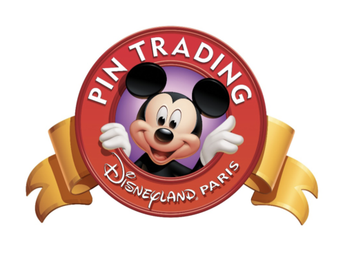 Logo de Disneyland Paris Pin Trading représentant Mickey Mouse dans un cadre circulaire rouge avec un ruban doré, parfait pour les amateurs d'échange de pin's d'Halloween.