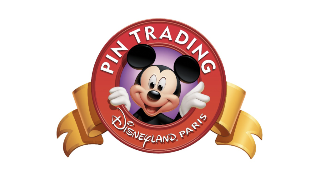 Mickey Mouse, vêtu de sa tenue classique, sourit devant un logo circulaire « Pin Trading » pour Disneyland Paris, agrémenté d'un joyeux ruban jaune.