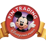 Mickey Mouse, vêtu de sa tenue classique, sourit devant un logo circulaire « Pin Trading » pour Disneyland Paris, agrémenté d'un joyeux ruban jaune.