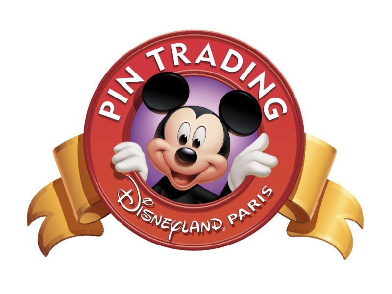 Mickey Mouse, vêtu de sa tenue classique, sourit devant un logo circulaire « Pin Trading » pour Disneyland Paris, agrémenté d'un joyeux ruban jaune.