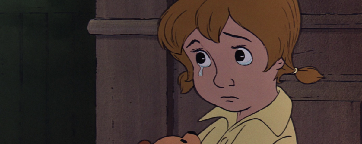 Une fille animée aux cheveux bruns serre un ours en peluche, les larmes aux yeux, comme si elle aspirait à du réconfort. « Quelqu'un t'attend là-bas », murmure doucement la promesse tacite d'espoir à laquelle elle s'accroche.