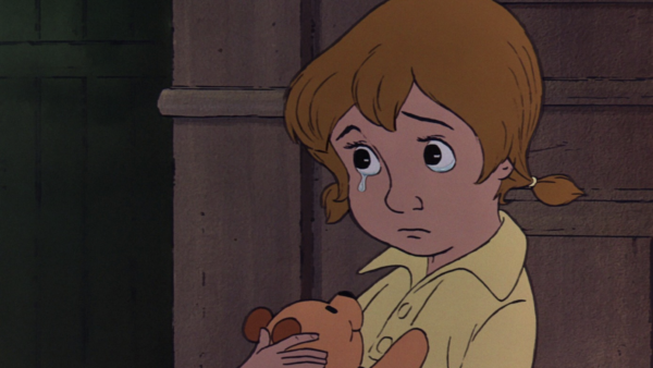 Une fille animée aux cheveux bruns serre un ours en peluche, les larmes aux yeux, comme si elle aspirait à du réconfort. « Quelqu'un t'attend là-bas », murmure doucement la promesse tacite d'espoir à laquelle elle s'accroche.