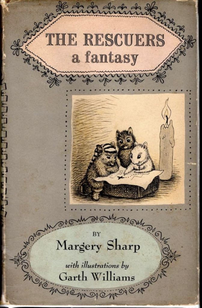 Couverture du roman « Les sauveteurs : une fantaisie » de Margery Sharp, illustré par Garth Williams, représentant trois souris lisant une carte à la lueur d'une bougie. Leurs petits yeux brillent de détermination, comme si elles avaient murmuré « Quelqu'un t'attend là-bas », se lançant dans une aventure pleine de mystère et de courage.