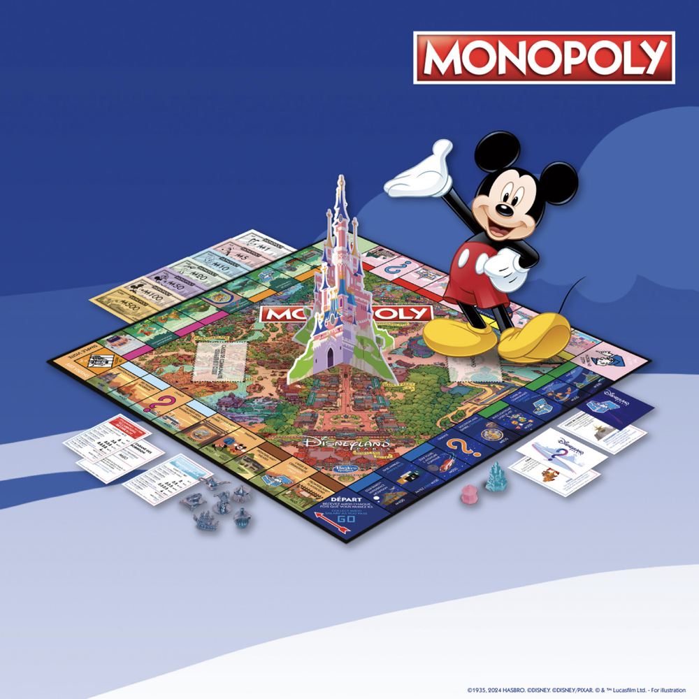 Jeu de société Monopoly sur le thème de Disney avec une grande figurine de Mickey Mouse et un château Disney en guise de pièce maîtresse. Diverses cartes, jetons et pièces d'argent sont disposés autour du plateau, offrant une touche magique aux fans qui aiment échanger des épingles dans le cadre de leur expérience Disney.