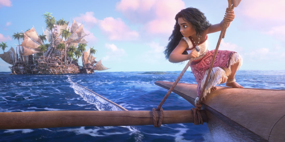 Une jeune fille navigue en canoë sur l'eau bleue claire de l'océan, rappelant une aventure Disney. En arrière-plan, une grande île avec des palmiers et des voiles fait allusion au monde de Vaiana 2.