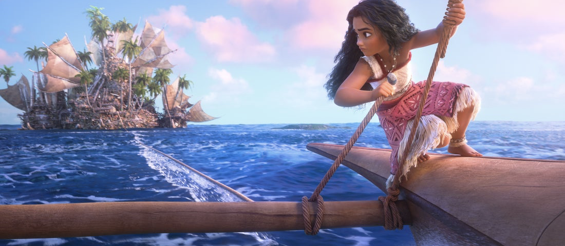 Une jeune fille navigue en canoë sur l'eau bleue claire de l'océan, rappelant une aventure Disney. En arrière-plan, une grande île avec des palmiers et des voiles fait allusion au monde de Vaiana 2.