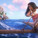 Une jeune fille navigue en canoë sur l'eau bleue claire de l'océan, rappelant une aventure Disney. En arrière-plan, une grande île avec des palmiers et des voiles fait allusion au monde de Vaiana 2.