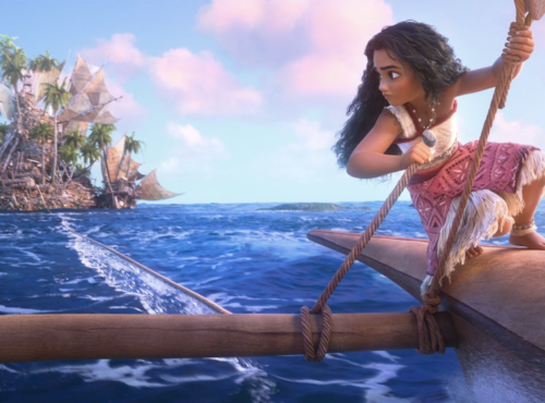 Une jeune fille navigue en canoë sur l'eau bleue claire de l'océan, rappelant une aventure Disney. En arrière-plan, une grande île avec des palmiers et des voiles fait allusion au monde de Vaiana 2.