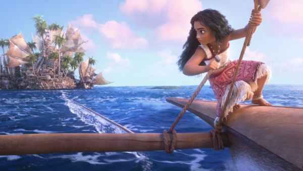 Une jeune fille navigue en canoë sur l'eau bleue claire de l'océan, rappelant une aventure Disney. En arrière-plan, une grande île avec des palmiers et des voiles fait allusion au monde de Vaiana 2.