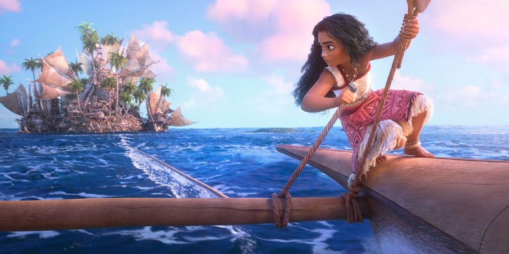 Une jeune fille navigue en canoë sur l'eau bleue claire de l'océan, rappelant une aventure Disney. En arrière-plan, une grande île avec des palmiers et des voiles fait allusion au monde de Vaiana 2.