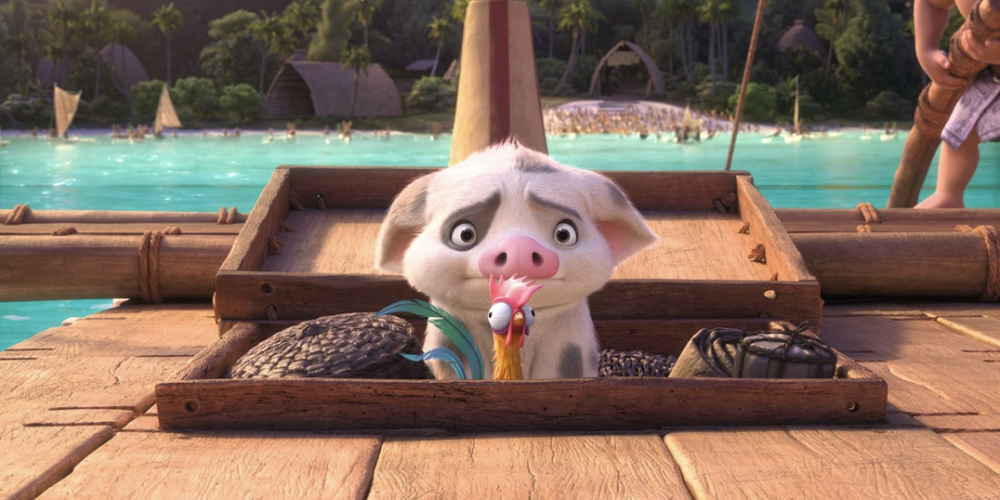 Un porcelet et un coq dérivent gracieusement sur un radeau en bois sur une mer tropicale, rappelant une aventure Disney avec des palmiers se balançant doucement en arrière-plan - une scène digne de Vaiana 2.