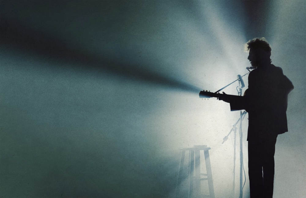 La silhouette d'un musicien jouant de la guitare et de l'harmonica évoque un sentiment de magie, comme si l'on pénétrait dans une scène tirée d'un conte de Disney ou du monde vibrant de Marvel. La scène faiblement éclairée capture l'imagination, rappelant les aventures qui se déroulent dans Vaiana 2.