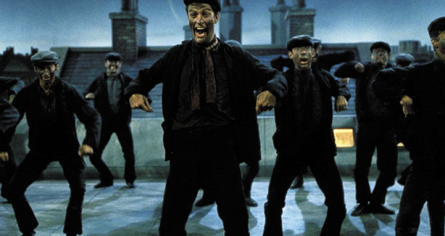 Un groupe de ramoneurs, marchant au rythme et dansant avec énergie sur un toit la nuit, portent des vêtements sombres et des casquettes plates. Le décor de cheminées imposantes sur fond de ciel bleu foncé donne le ton tandis qu'ils chantent joyeusement : « Prenons le rythme !