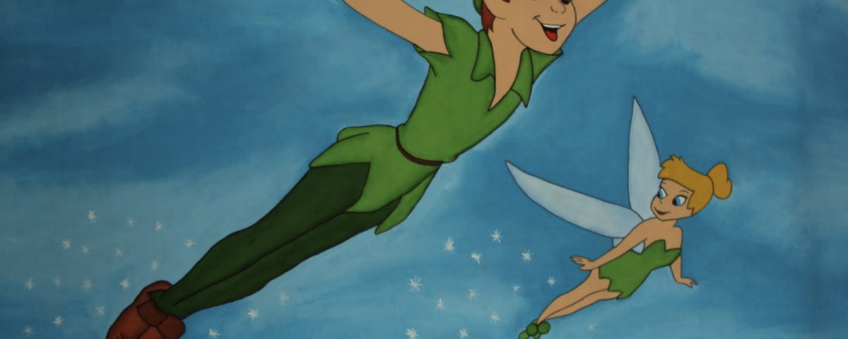 Dessin d'un garçon en vêtements verts volant avec les bras tendus aux côtés d'une petite fée avec des ailes, sur fond de ciel bleu éclairé par la deuxième petite étoile.