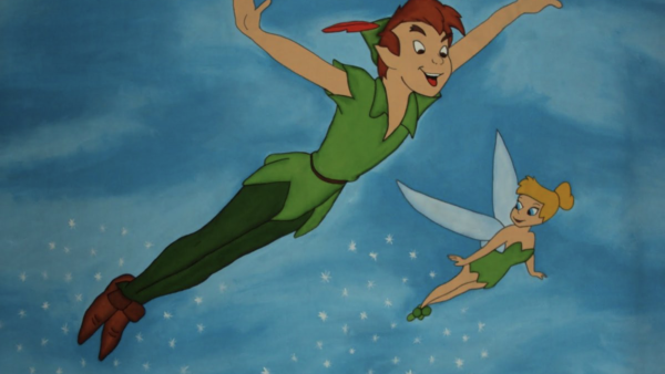 Dessin d'un garçon en vêtements verts volant avec les bras tendus aux côtés d'une petite fée avec des ailes, sur fond de ciel bleu éclairé par la deuxième petite étoile.