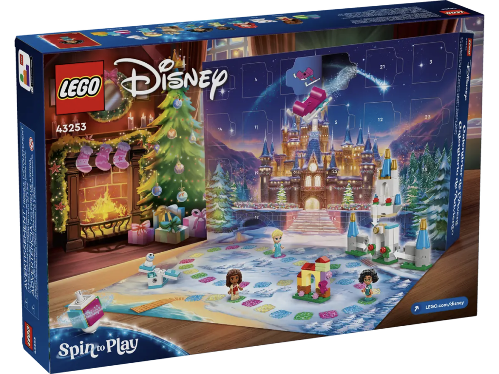 Le coffret calendrier de l'Avent LEGO Disney présente une scène festive avec un arbre décoré, une cheminée chaleureuse, un château et des mini-figurines sur un tapis de jeu enneigé. Parfait pour les fans d'échange de pins pour ajouter un peu de magie des fêtes !